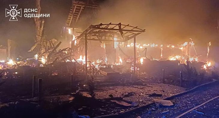 Personal de emergencias trabaja entre los escombros luego de los bombardeos que afectaron zonas civiles y energéticas. Personal de emergencias trabaja entre los escombros luego de los bombardeos que afectaron zonas civiles y energéticas.