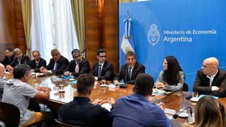 Massa anunció una rebaja de hasta 20% en los precios del calzado deportivo