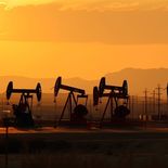 El petróleo se encamina a su tercera caída mensual consecutiva. El petróleo se encamina a su tercera caída mensual consecutiva.