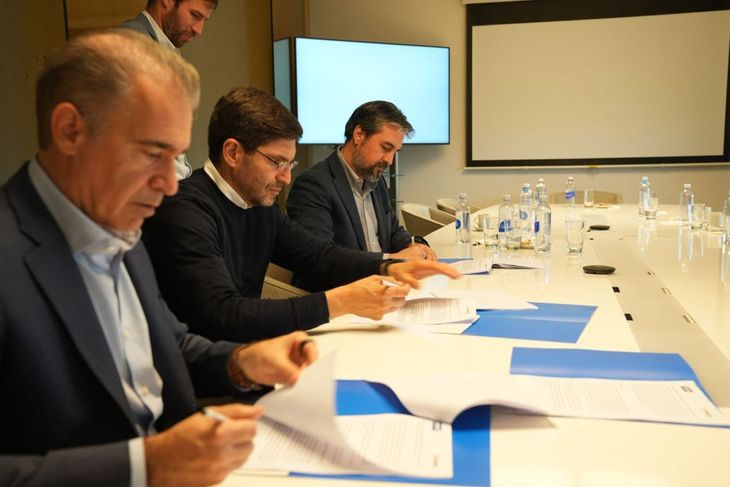 El acuerdo firmado entre YPF y Santa Fe abarata el costo del combustibles para vehículos estatales. El acuerdo firmado entre YPF y Santa Fe abarata el costo del combustibles para vehículos estatales.