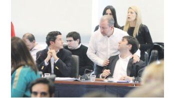 Luciano Laspina, presidente de la Comisión de Presupuesto y Hacienda de Diputados, ayer junto a Diego Bossio en la reunión donde se dictaminó a favor de la devolución de IVA para productos de la canasta básica.