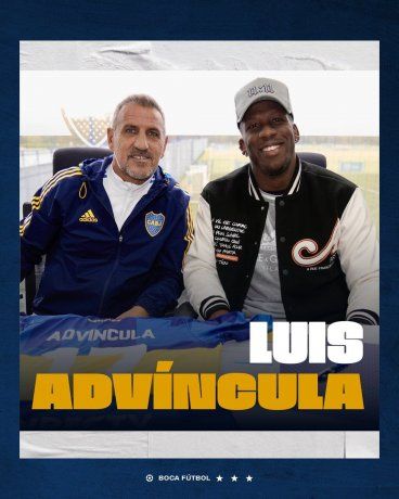 Luis Advìncula and Raùl Alfredo Cascini, member of the Boca Football Council, after the signing of the renewal of the Peruvian player's contract.