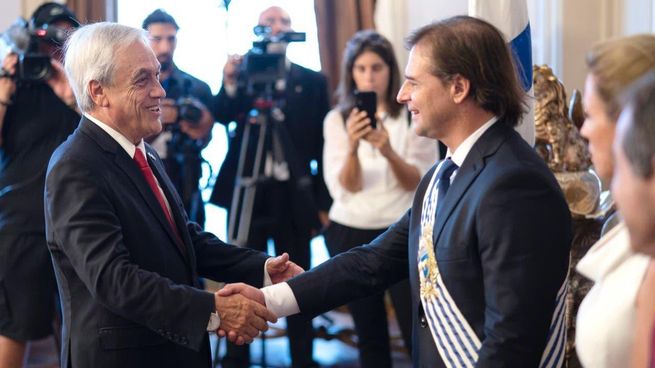El presidente Luis Lacalle Pou presentó sus respetos tras la muerte de Sebastián Piñera.
