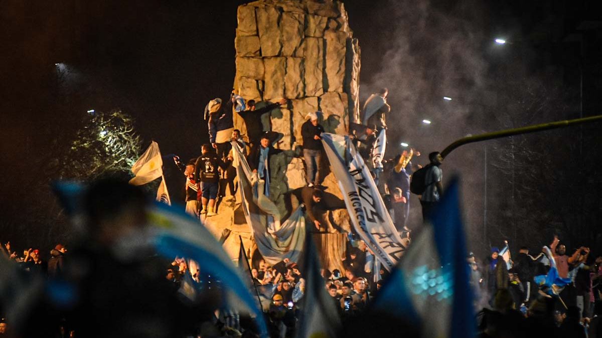 Festejo trágico en Mar del Plata: cayó del monumento a San Martín y está internado