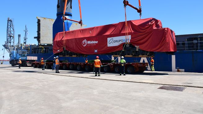 El puerto de Montevideo recibió las primeras locomotoras que circularán por las vías del Ferrocarril Central, un paso clave para potenciar el transporte de carga.