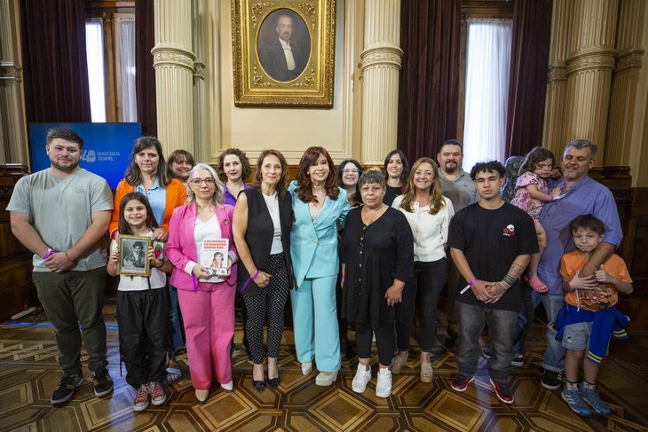 Cristina Kirchner junto a un grupo de nietos recuperados.
