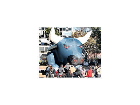 Ingenio rural: productores instalaron ayer un toro inflable,de nombre «Alfredito» en la Plaza del Congreso.