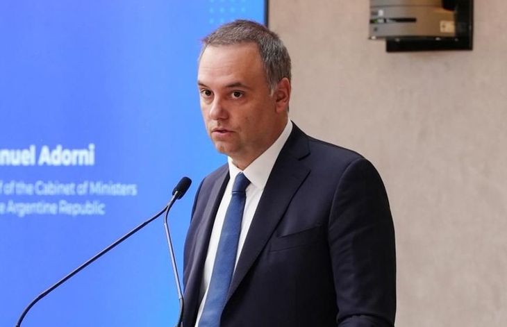 El jefe de Gabinete, Manuel Adorni, investigado por un viaje a Punta del Este. 