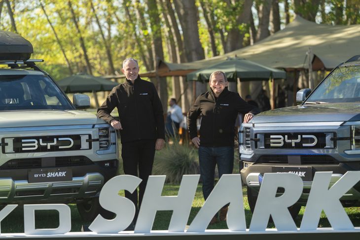 Christian Kimelman junto a Bernardo Fernández Paz, Director Comercial de BYD Argentina.
