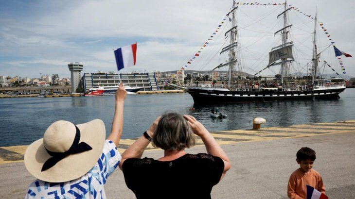 La llama olimpica vaiajando hacia Francia, donde el miércoles arribará a la ciudad de Marsella.