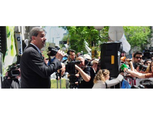 El vocero presidencial, Alfredo Scoccimarro, informó que las Presidente está bien y de buen ánimo desatando aplausos entre los militantes que hacía vigilia.