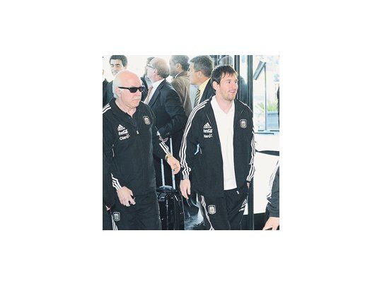 Lionel Messi llega custodiado al Aeropuerto de Mendoza. La Selección juega esta noche con Uruguay el clásico más viejo del mundo, ya que el primer partido lo jugaron en 1901.