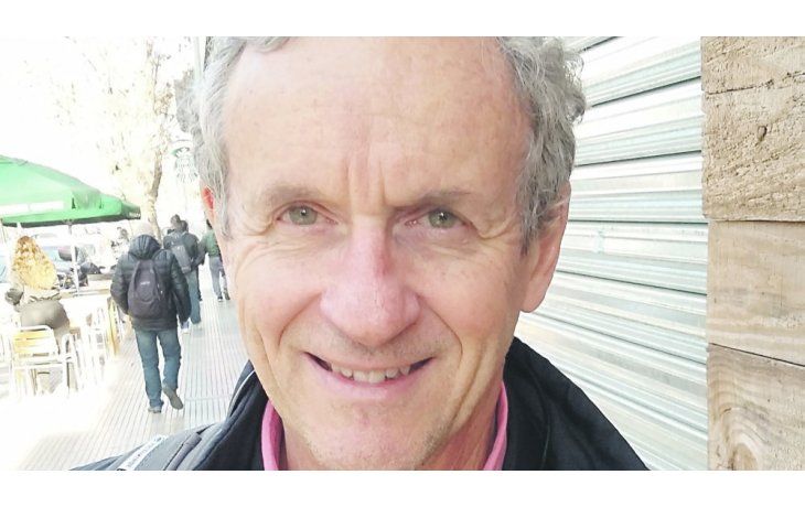 ámbito.com | Multifacético. El autor es contador, estudió filosofía, trabajó 30 años en un banco, ahora tiene un callcenter y escribe cuentos.
