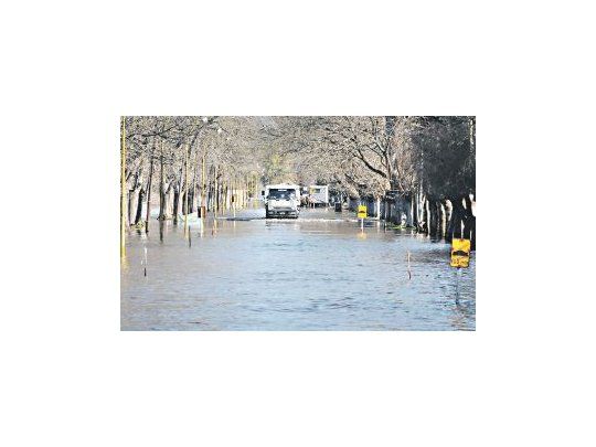 El agua sigue presente en varias localidades de la provincia de Buenos Aires, pero esperan que baje en las próximas horas.