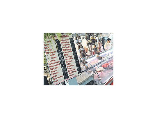 El comercio de carne en carnicerías sufriría un fuerte vuelco si se consolida la idea de modificarel envasado y el esquema de venta. Dicen que habrá concentración y quebraránempresas.