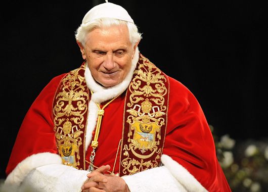 Benedicto XVI presidió el Vía Crucis en el Coliseo de Roma (foto 1)