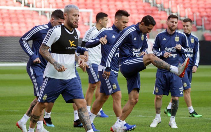 La Selección, obligada a ganar: Scaloni probó con tres delanteros y la duda es Dybala o Martínez