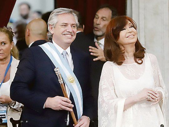 nueva conducción. Alberto Fernández y Cristina de Kirchner, ya asumidos como presidente y vice, ante la Asamblea Legislativa.