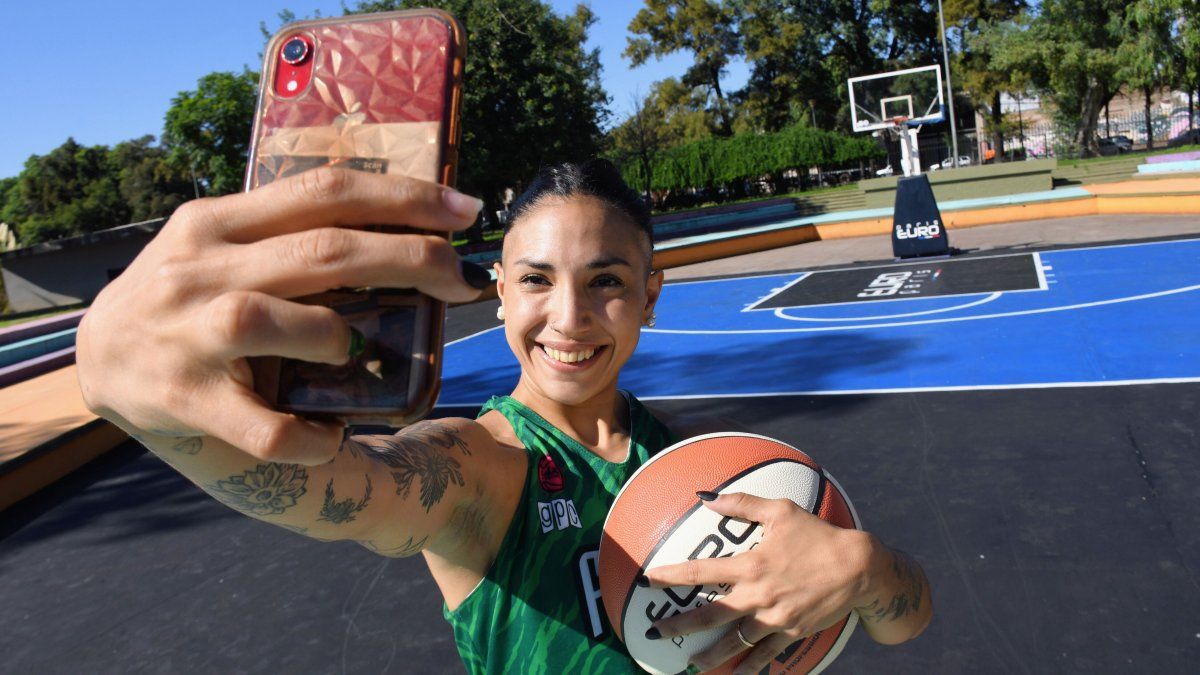 The captivating story of Mica González, the queen of street basketball who shines in the champion Ferro