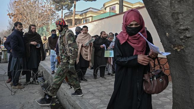 Los talibanes también exigen a los taxistas que no lleven a mujeres sin velo.
