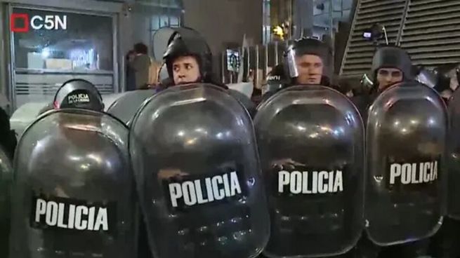 Tensión en el Congreso: Policía de la Ciudad avanzó contra una marcha por despidos