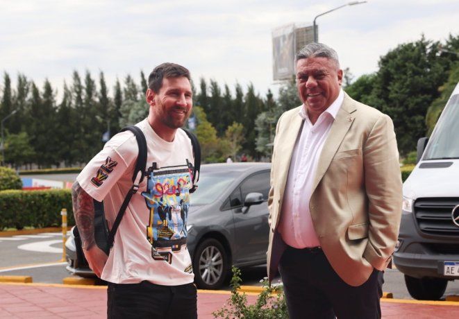 Messi junto a Tapia. Messi junto a Tapia.