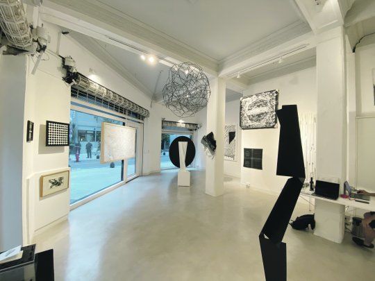 Blanco y negro. Una de las salas de la galería Cecilia Caballero.