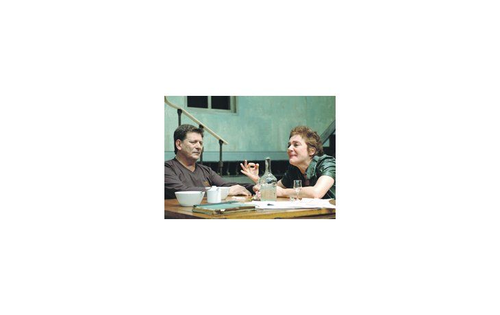 ámbito.com | María Onetto y Osmar Núñez, parte del excelente elenco que interpreta «Los hijos se han dormido», versión ágil y entretenida de «La Gaviota» que no distorsiona la trama base.