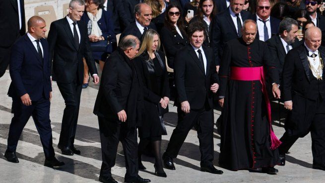 Javier Milei, en primera fila junto a su hermana Karina, en la Plaza de San Pedro.visibility