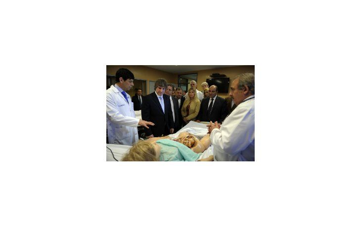 Amado Boudou en su visita al hospital El Cruce.
