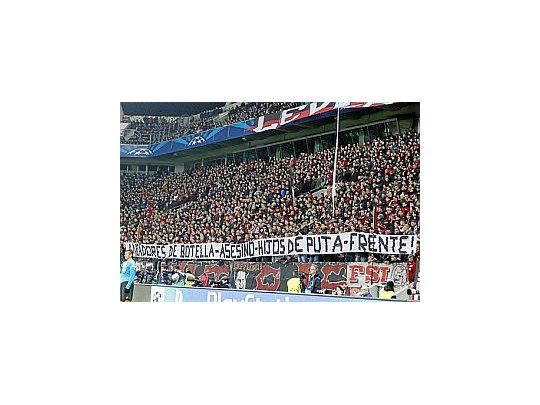 Bayern Leverkusen fue multado por esta pancarta.