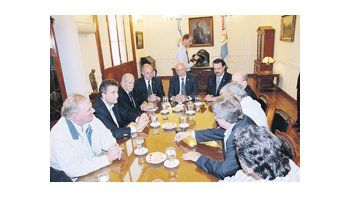Los presidentes de las cuatro entidades se reunieron ayer con Antonio Bonfatti, a quien le plantearon, entre otros temas, que el interior necesita gobernadores con autonomía.