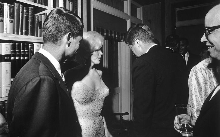Marilyn, John Kennedy, Robert Kennedy, Harry Belafonte y Arthur Schlesinger Jr. en la famosa foto tras el cumpleaños de JFK Marilyn, John Kennedy, Robert Kennedy, Harry Belafonte y Arthur Schlesinger Jr. en la famosa foto tras el cumpleaños de JFK