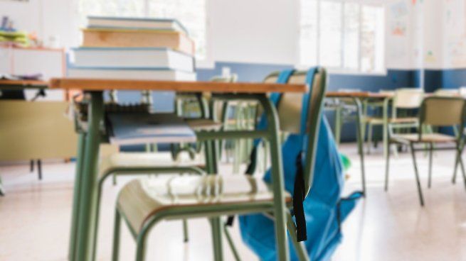 Actualmente, la relación de alumnos por docente en Argentina se sitúa en torno a 16 estudiantes por cargo docente en el nivel primario, una cifra que la coloca en una posición intermedia dentro de América Latina. Este valor supera a Uruguay (15) y al promedio de la OCDE (14), pero está por debajo de México (24), Colombia (23), Ecuador (22) y Brasil (18). Si las tendencias actuales se mantienen, para 2030 el país podría alcanzar un ratio de 12 alumnos por docente.