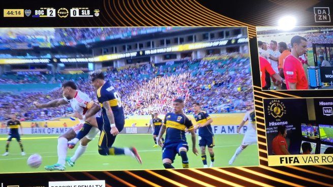 Una de las jugadas polémicas del Boca-Benfica. El penal discutido de Palacios a Otamendi por el cual el técnico de Boca, Miguel Angel Russo, cuestionó duramente al silbante mexicano César Arturo Ramos.