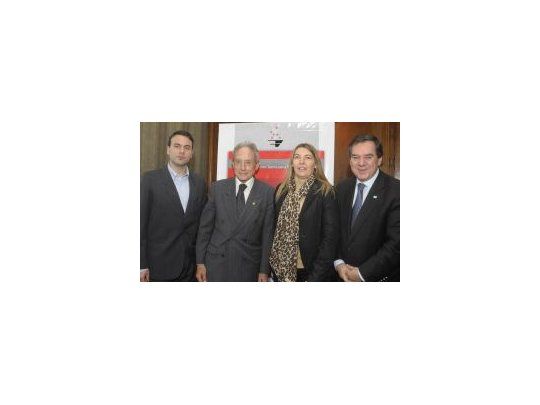 steban Serrani, ganador del “Premio Fundación TAEDA”; Jorge Herrera Vegas, presidente del CARI; la diputada Rosana Bertone y Mario Montoto,presidente de la Fundación TAEDA.