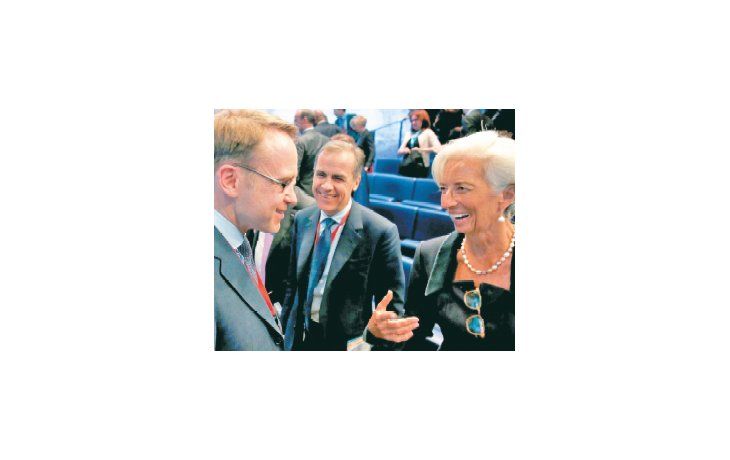 La titular del FMI, Christine Lagarde, sonríe ante el jefe del Bundesbank,Jens Weidmann, con  su par británico Mark Carney como testigo.