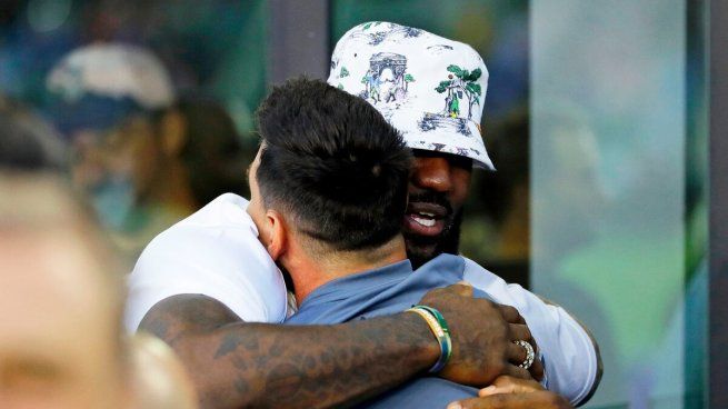 LeBron se fundió en un abrazo con Messi el día de la llegada del diez a Miami