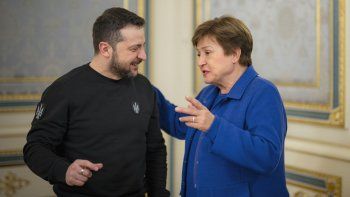El presidente de Ucrania, Volodimir Zelenski, junto a Kristalina Georgieva, titular del FMI.&nbsp;
