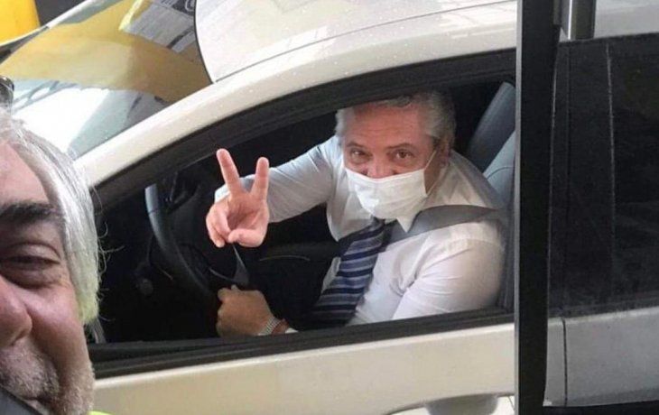 Una foto de Alberto Fernández manejando su auto se viralizó en Twitter