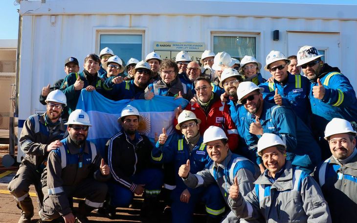 Javier Milei visitó las instalaciones de YPF en el yacimiento Loma Campana de Vaca Muerta.