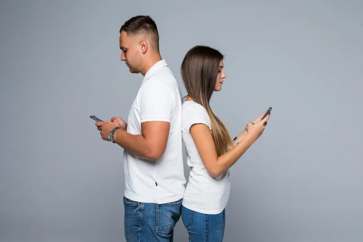 Excessive cellular use can negatively impact the dynamics of couples. Excessive cellular use can negatively impact the dynamics of couples.
