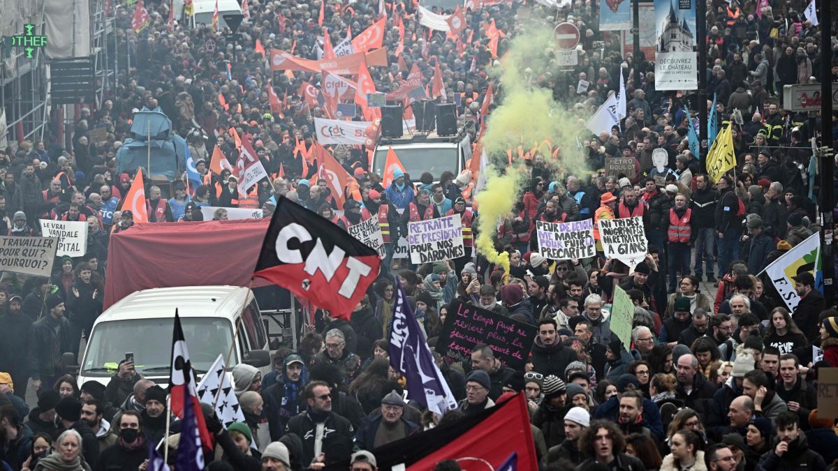 France began to debate the pension reform and the unions promise to paralyze the country