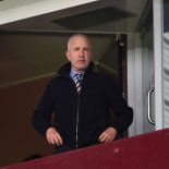 Gastó millones en un importante conjunto inglés, perdió una fortuna, pero no afectó su patrimonio. Gastó millones en un importante conjunto inglés, perdió una fortuna, pero no afectó su patrimonio.