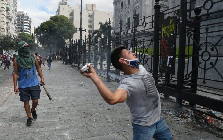 A cuánto asciende el presupuesto para reparar los daños al Congreso durante la marcha contra el FMI