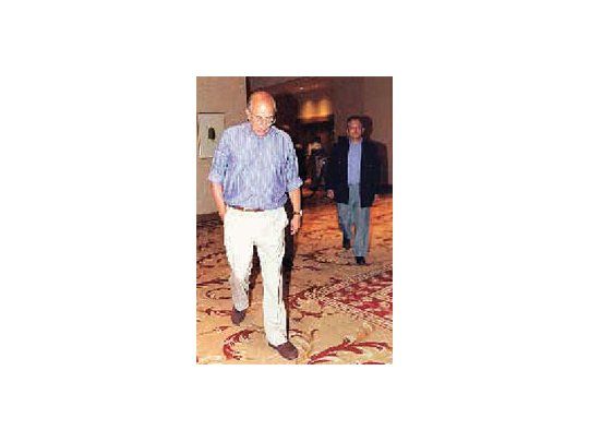 El presidente de la República Oriental del Uruguay, Jorge Batlle, ingresa al hotel Conrad, desde donde asistiría a los fuegos artificiales de la llamada carnavalesca en Punta del Este.