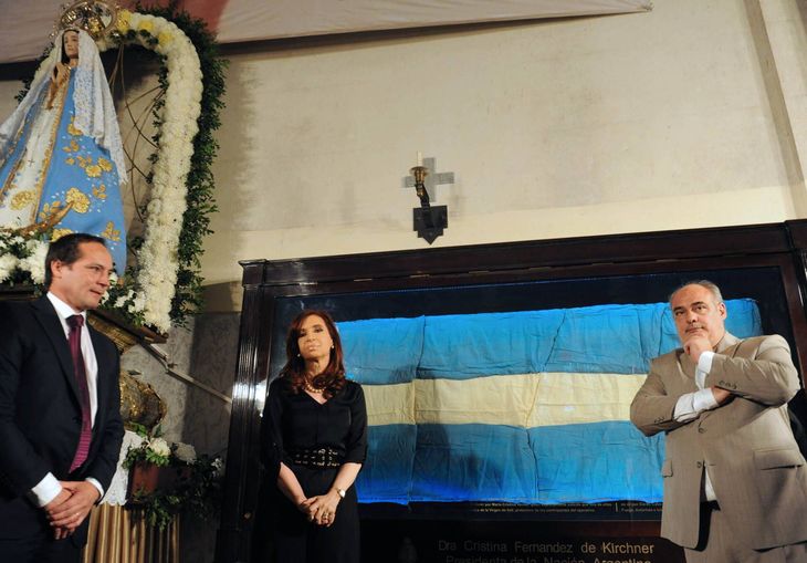 Ofrenda: una de las banderas del Operativo Cóndor yace en Corrientes, en el santuario de la Virgen de Itatí, de la cual Dardo Cabo era devoto. En la foto, Carlos 