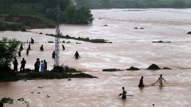 Lluvias del monzón arrasan Pakistán: casi 400 muertos y comunidades atrapadas por barro y escombros.