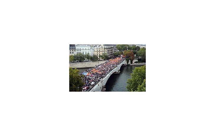 Miles de personas protestaron en distintas ciudades del país galo en contra de la ley que pretende subir la edad jubilatoria