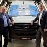 Daniel Herrero (izquierda), junto a la nueva Sprinter Daniel Herrero (izquierda), junto a la nueva Sprinter